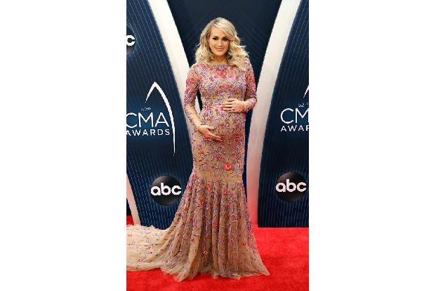 Junge oder Mädchen? Country-Star Carrie Underwood moderierte die CMA Awards, als sie mir ihrem Co-Moderator ein kleines Spie...