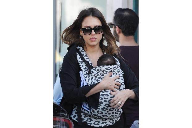 ...niedliche Art, erneuten Nachwuchs anzukündigen, fand Jessica Alba. Der Star bezog seine ersten beiden Kinder mit ein, pos...