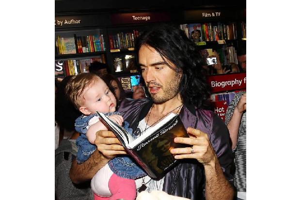 ...Russell Brand hingegen verzichtete ganz auf die Mitwirkung seiner Frau Laura. Der Brite teilte der Welt die freudige Über...