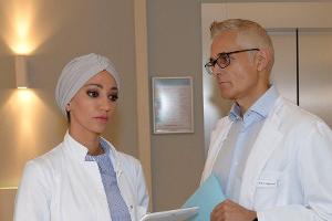 "GZSZ": Nazan wundert sich über Dr. Degenhardts plötzliches Verständnis.