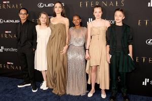 Angelina Jolie mit Maddox und Vivienne (l.) sowie Zahara, Shiloh und Knox bei der "Eternals"-Premiere.