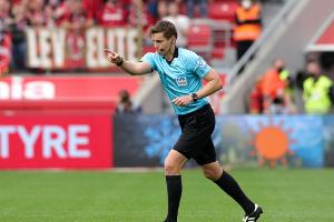 Siebert pfeift beim Arab Cup