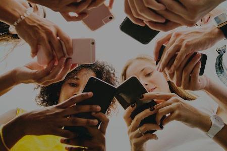 Vor allem auf das Leben junger Menschen haben soziale Medien Einfluss.