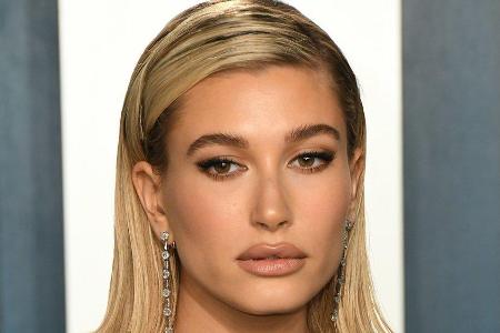 Hailey Bieber spricht den Beteiligten des Set-Unfalls ihre Anteilnahme aus.