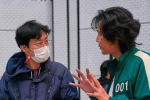 Ein Blick hinter die Kulissen von "Squid Game" mit Regisseur Hwang Dong-hyuk (l.).