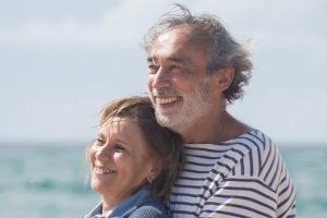 Um das Augenlicht zu schützen, sind im Alter regelmäßige Vorsorgetermine beim Augenarzt wichtig.