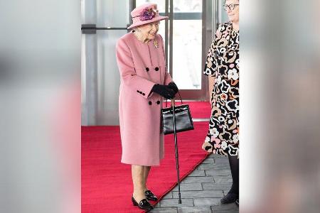 Queen Elizabeth II. kam zur Eröffnungszeremonie des walisischen Parlaments mit Gehstock.