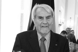 Der Bundespräsident Joachim Gauck verlieh Gerd Ruge 2014 den Verdienstorden der Bundesrepublik Deutschland im Schloss Bellvu...