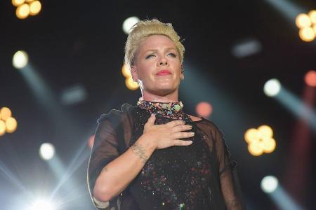 Pink erinnert an den Geburtstag ihres verstorbenen Vaters.