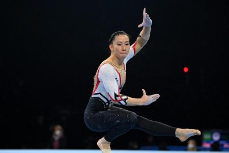 Kunstturnerinnen spenden Buis Ganzkörperanzug an 