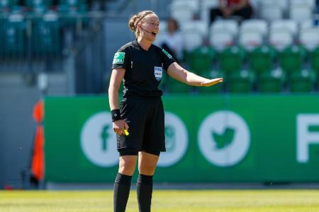 Schiedsrichterin Wildfeuer: 