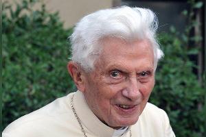 Wünscht sich in einem Schreiben ein baldiges Jenseits: Der emeritierte Papst Benedikt XVI.
