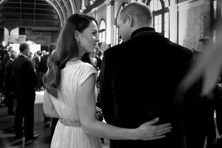 Herzogin Kate legt liebevoll einen Arm um ihren Ehemann.