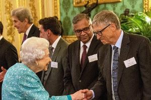 Queen Elizabeth II. begrüßt Bill Gates auf Schloss Windsor.