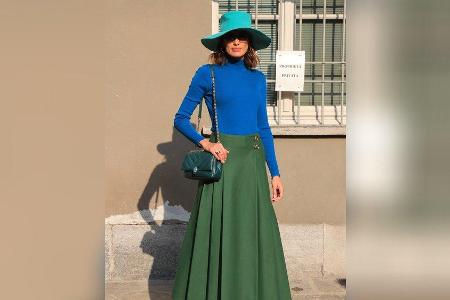 Das Model Nieves Alvarez zeigt, wie ein ruhiger Colour-Blocking-Look funktioniert.