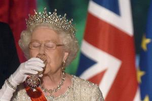 Die Vorliebe von Queen Elizabeth II. für einen kleinen Drink ist seit Jahrzehnten bekannt.