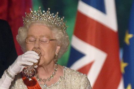 Die Vorliebe von Queen Elizabeth II. für einen kleinen Drink ist seit Jahrzehnten bekannt.