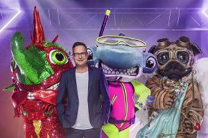 "The Masked Singer"-Moderator Matthias Opdenhövel mit der Chili, dem Hammerhai und dem Mops.