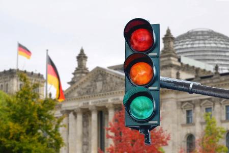 Ein Ampel vor dem Reichstagsgeb�ude in Herbststimmung als Sy...