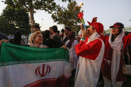Iran: Fußballverband fordert Zulassung von Frauen in den Stadien