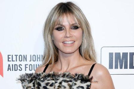 Heidi Klum verwandelt sich in eine Zombie-Gestalt.