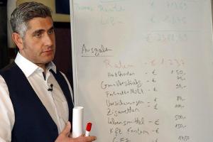 Stilianos Brusenbach ist der neue Schuldnerberater bei RTL.