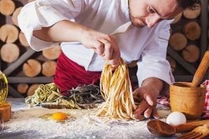 Ob mit oder ohne Nudelmaschine: So gelingt selbstgemachter Pastateig jedes Mal.