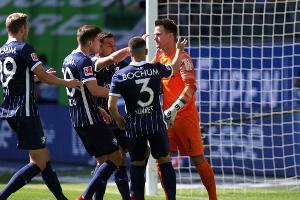 Bochum siegt: Torhüter Riemann verwandelt letzten Elfmeter