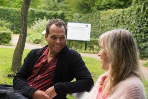 "Rote Rosen": Leonardo findet gleich Gefallen, an Katrins offenen, herzlichen Art.