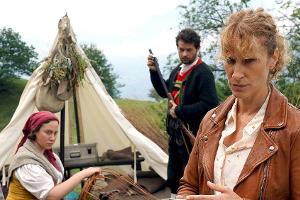 "Der Bozen-Krimi: Mord am Penser Joch": Kommissarin Schwarz (Chiara Schoras) vernimmt das Ehepaar Monika (Katharina Haudum) ...