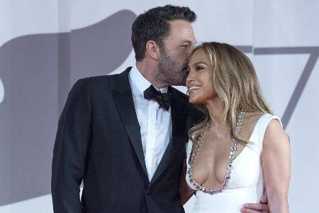 Ben Affleck und Jennifer Lopez zeigen sich glücklich verliebt in der Öffentlichkeit.