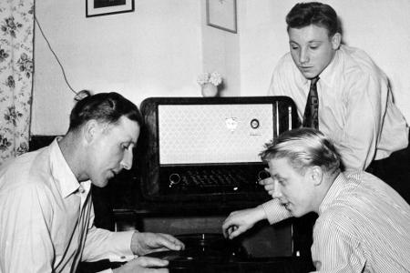 1954 geraten der 17-jährige Uwe (re.) und sein Bruder Dieter Seeler (Mitte) in den Fokus der Öffentlichkeit. Beide gelten al...