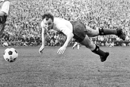 In der Bundesligasaison 1963/64 degradiert Seeler die gegnerischen Abwehrreihen zu Statisten. Der mittlerweile 27-Jährige tr...