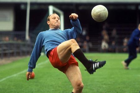 Im Trikot seines Heimatvereins trifft Uwe Seeler auch gegen Ende der 60er regelmäßig. Der ganz große sportliche Erfolg bleib...