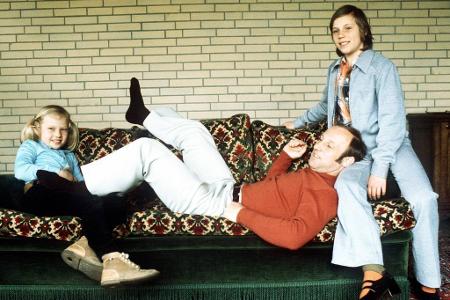 Auf die faule Haut legt sich Seeler aber auch nach seiner aktiven Laufbahn nicht. In den Jahren danach tritt er regelmäßig a...