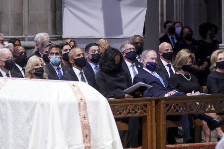 Joe und Jill Biden, Barack und Michelle Obama, George W. und Laura Bush sowie Hillary Clinton (v.l.n.r.)