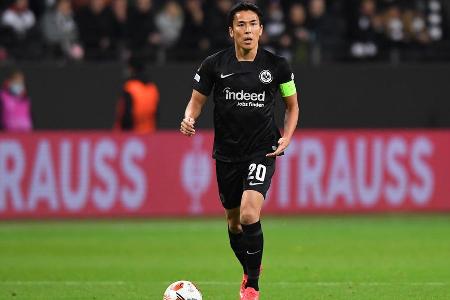 War bemüht, die Dreierkette der Eintracht als zentraler Verteidiger zu ordnen. Offenbarte gerade zu Beginn in seinen Zweikäm...