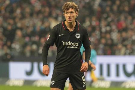 Bewegte sich zwar viel in der Sturmspitzte, fand aber nirgendwo die Bindung zum Spiel. Strahlte kaum Torgefahr aus, machte s...