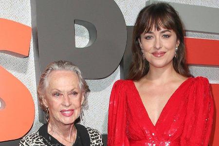 Tippi Hedren (l.) und ihre Enkelin Dakota Johnson bei einem Red-Carpet-Event.