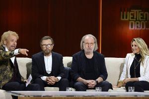 Thomas Gottschalks (li.) "Wetten, dass..?"-Couch war so prominent wie eh und je besetzt: Björn Ulvaeus und Benny Andersson v...