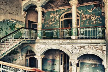 Mit ihren Ruinen und der unheimlichen Geschichte haben die Beelitz-Heilstätten bei Potsdam den Grusel quasi gepachtet und we...