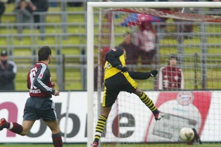 In der gleichen Saison schlagen die Dortmunder den Bayern ein Schnippchen und sichern sich dank der Tore des damaligen Bunde...