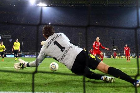 An Tragik kaum zu überbieten: Arjen Robben vergibt kurz vor dem Abpfiff am 30. Spieltag einen Elfmeter gegen Roman Weidenfel...