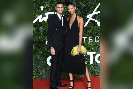 Romeo Beckham und Mia Regan feiern ihr Red-Carpet-Debüt bei den British Fashion Awards.