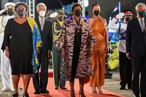 Erste Veranstaltung der Republik Barbados (v.r.): Prinz Charles, Sängerin Rihanna, Präsidentin Dame Sandra Mason...