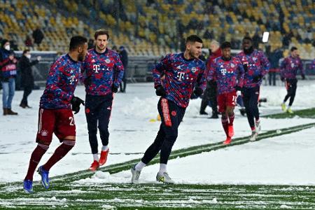 Flitzer stört Bayern-Spiel - Polizei greift ein