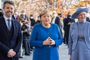 Angela Merkel mit dem royalen Besuch vor dem Kanzleramt.