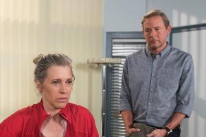 "Rote Rosen": Katrin stößt bei Michi auf Unverständnis, da sie Florian und Ankes Geld nicht annehmen will.