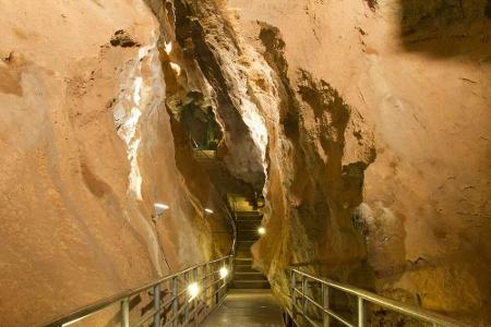 Die einzige Kristallhöhle in Deutschland liegt in Kubach, Hessen. Hier schmücken unzählige Kristalle und Perltropfsteine die...
