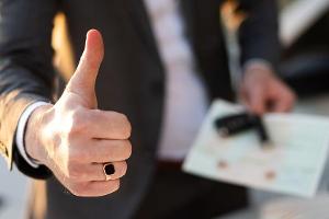 Wer sein Auto zu Geld macht, kann es bei manchen Anbietern anschließend sofort zurück mieten.